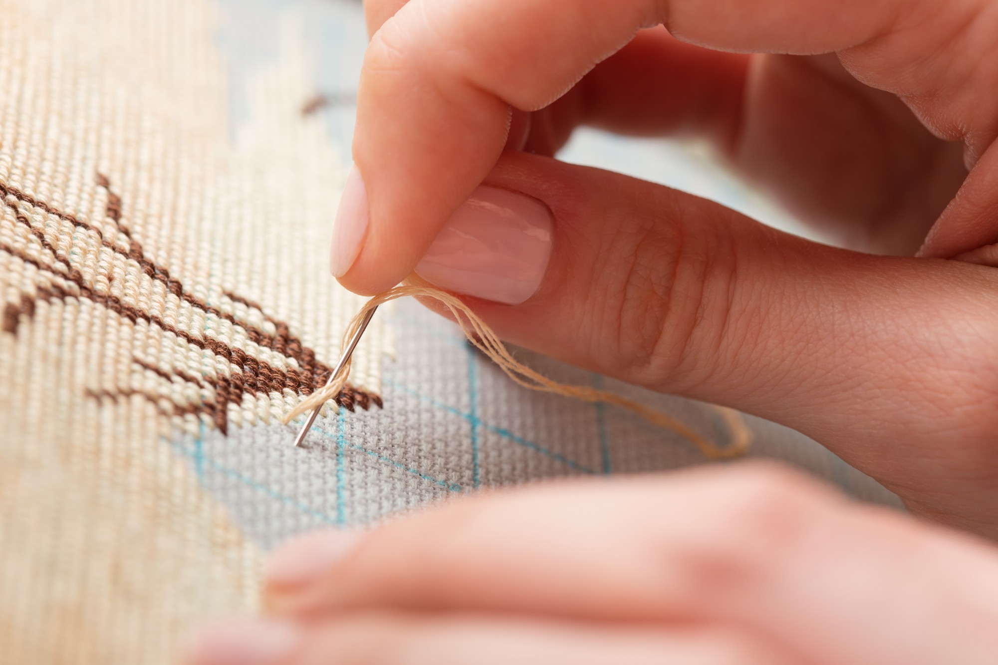 Dettaglio di un ricamo fatto a mano su lino