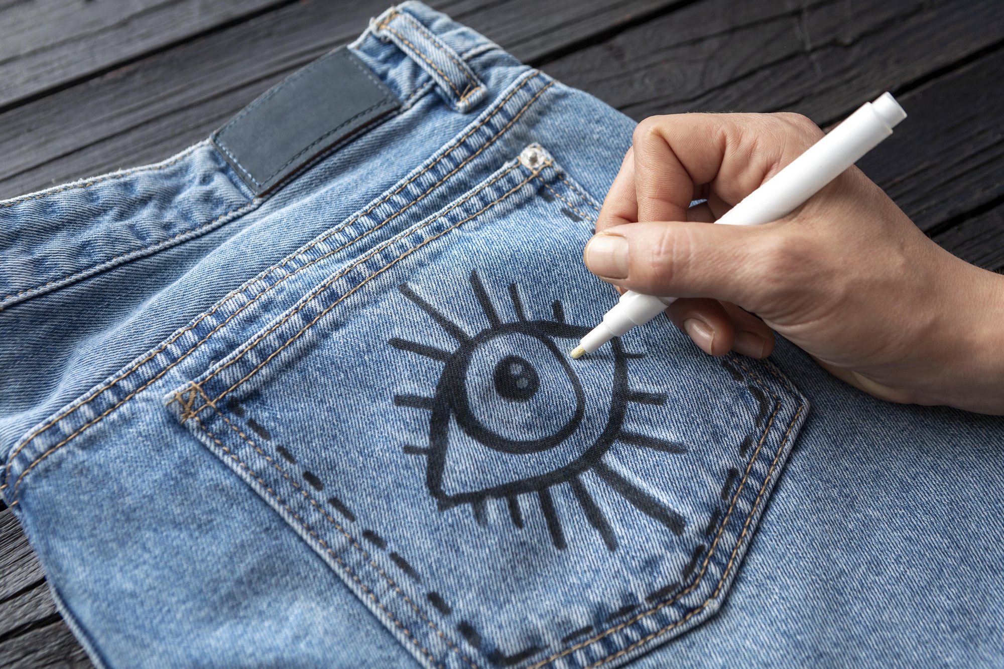 Progetto ricamo su giacca in denim