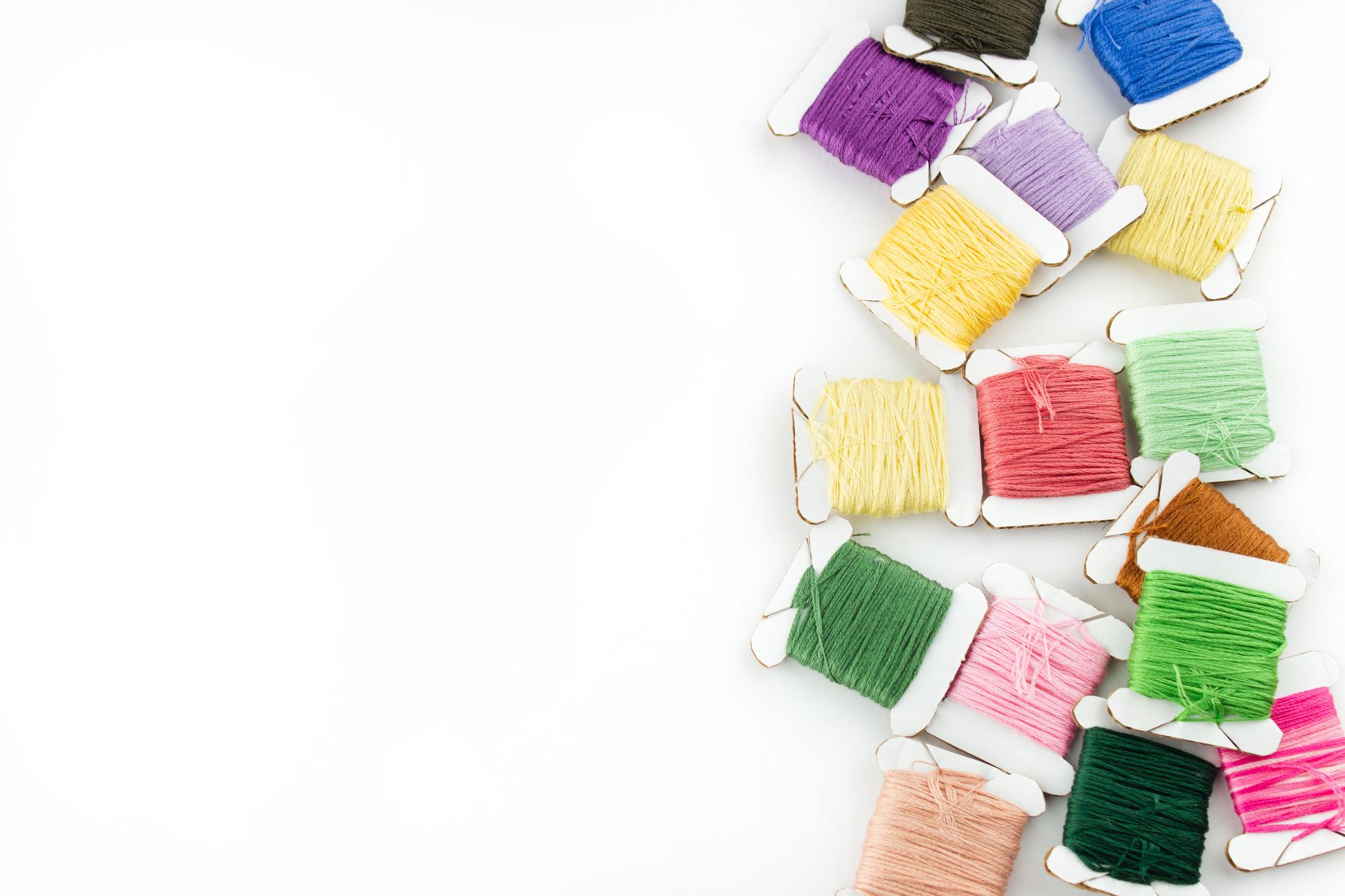 Set di fili colorati e aghi